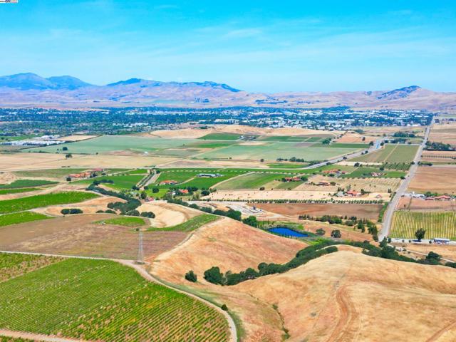5625 Greenville Rd, Livermore CA: https://media.crmls.org/mediaz/62e3ef48-4113-4ed6-b3ef-66f8088f4f5b.jpg