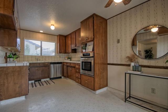 141 Joes Lane, Hollister CA: https://media.crmls.org/mediaz/62e43e91-79a7-404b-b60f-51c2bfeba6cc.jpg