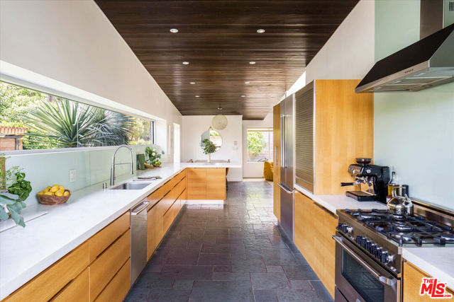 2501 Walnut Avenue, Venice CA: https://media.crmls.org/mediaz/62e46b5a-dedc-4bbd-8a82-c2863f22fd36.jpg