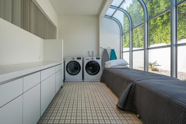 520 W ViA Lola, Palm Springs CA: https://media.crmls.org/mediaz/62e47615-3bf1-4f4e-bb2c-e466e6a607eb.jpg