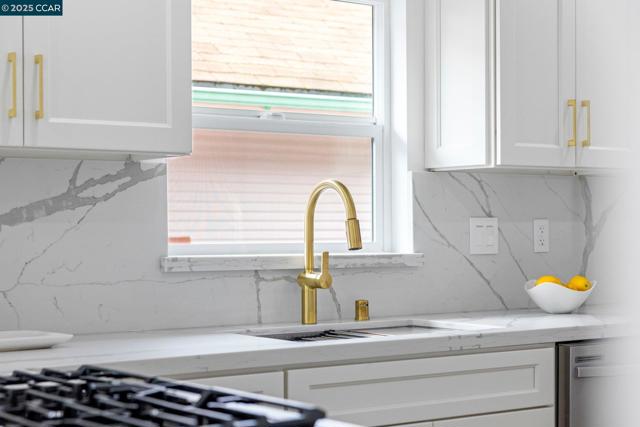 2133 39Th Ave, Oakland CA: https://media.crmls.org/mediaz/62e4d061-39cb-4848-96d6-368b6aef62e9.jpg