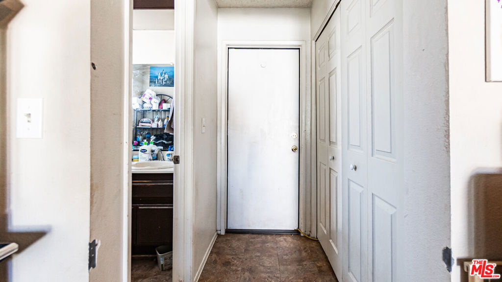 https://media.crmls.org/mediaz/62e51ea0-24b6-474d-8d89-cbaf576c8a30.jpg?preset=X-Large