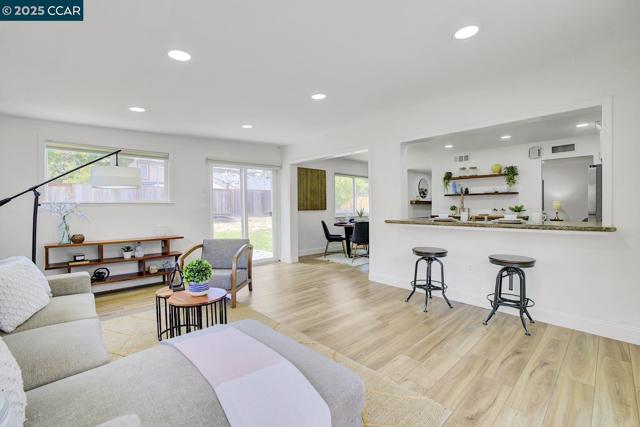 9821 Broadmoor Dr, San Ramon CA: https://media.crmls.org/mediaz/62e54cb7-cb9e-432a-a939-b4b4926b3597.jpg