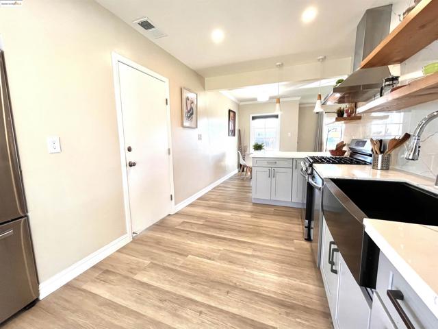 389 White Dr, Hayward CA: https://media.crmls.org/mediaz/62e5719c-c3f4-4d2f-b26b-2f404dc3a9f0.jpg