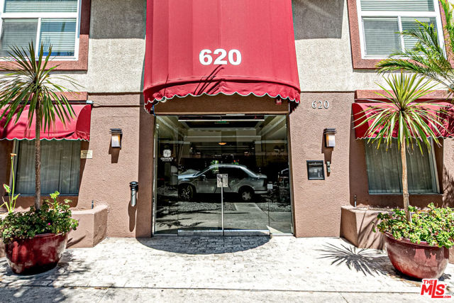 620 S Gramercy Place, Los Angeles CA: https://media.crmls.org/mediaz/62e5bea4-e28e-4189-8135-4546f0b62ecf.jpg