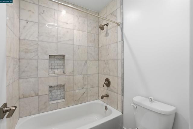 2560 Oak Rd, Walnut Creek CA: https://media.crmls.org/mediaz/62e5c05a-b904-4f71-a212-9a26dcaedd5c.jpg