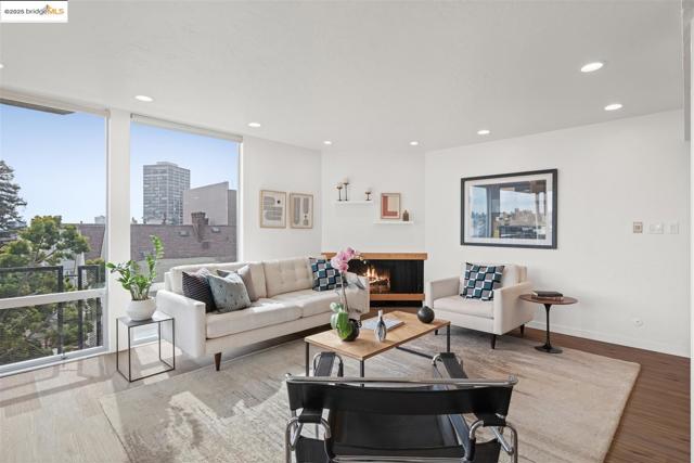 383 Staten Ave, Oakland CA: https://media.crmls.org/mediaz/62e5e09f-0ebc-4bf2-8242-7a30b6118234.jpg