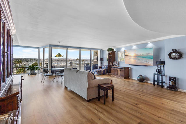 4335 Marina City, Marina del Rey CA: https://media.crmls.org/mediaz/62e72187-6d1e-4a1a-8752-8d567fb73650.jpg