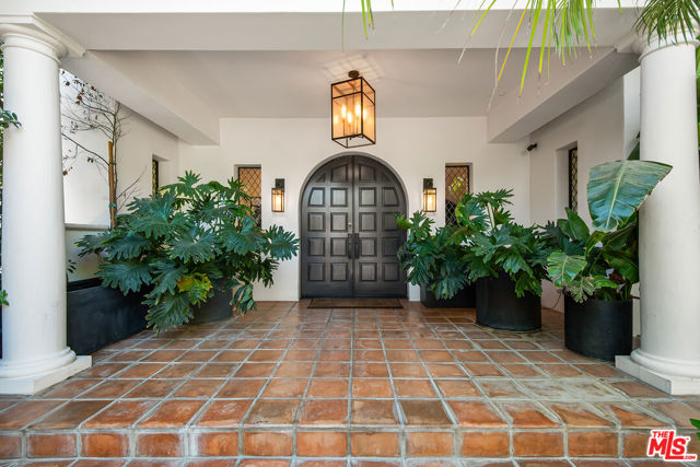 9928 Toluca Lake Avenue, Toluca Lake CA: https://media.crmls.org/mediaz/62e770e5-03c7-481f-addf-1676fd10e2be.jpg