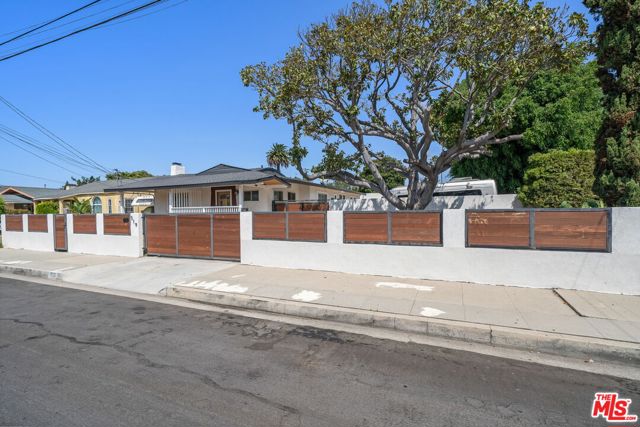 519 W Elm Avenue, Inglewood CA: https://media.crmls.org/mediaz/62e8634e-f714-4b90-8907-2b6508c8dba3.jpg
