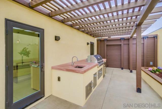 14066 Crest Way, Del Mar CA: https://media.crmls.org/mediaz/62e86f3a-b544-4448-a3b9-b17a8b17e299.jpg
