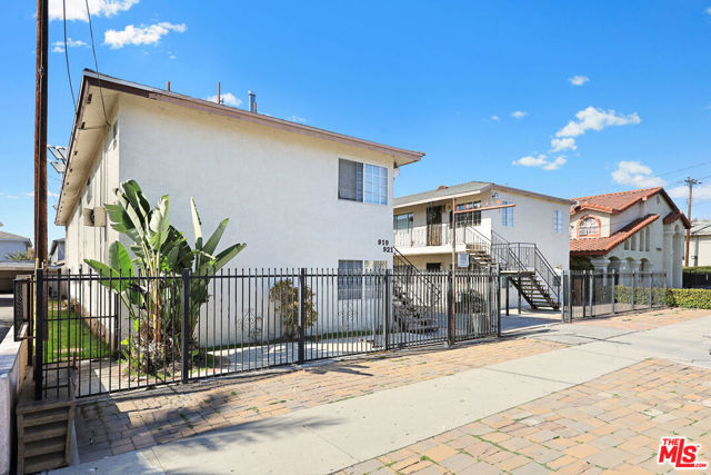 919 Carob Way, Montebello CA: https://media.crmls.org/mediaz/62e8a61e-3441-4788-9df3-2008afd552aa.jpg