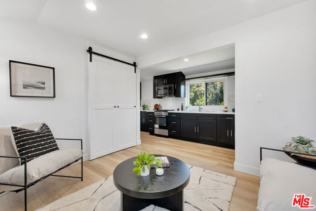 418 N Bowling Green Way, Los Angeles CA: https://media.crmls.org/mediaz/62e8d24b-34d1-4ac0-8553-b1a332afb923.jpg