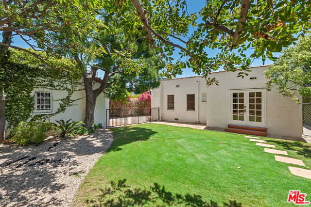 10733 Wellworth Avenue, Los Angeles CA: https://media.crmls.org/mediaz/62e8d50e-cc29-419b-9343-ee24d22a1147.jpg