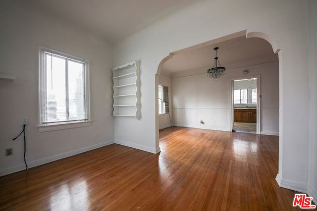 224 S Gale Drive, Beverly Hills CA: https://media.crmls.org/mediaz/62ea542c-d297-4c5a-9100-f87e09a4eccf.jpg