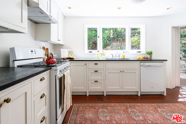 1228 Cliff Drive, Los Angeles CA: https://media.crmls.org/mediaz/62ec266d-8811-4384-b0bc-48ca253a2e34.jpg