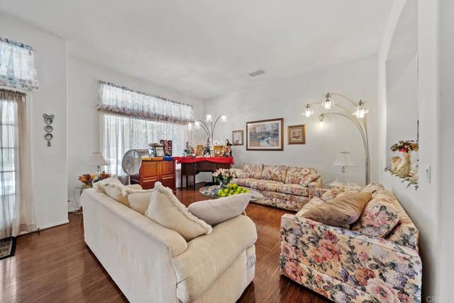 Detail Gallery Image 7 of 34 For 1999 Pecan Tree St, Hemet,  CA 92545 - 4 Beds | 2/1 Baths