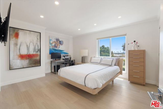 737 Pier Avenue, Santa Monica CA: https://media.crmls.org/mediaz/62ec5617-4d93-4384-a883-7d0a1145d905.jpg