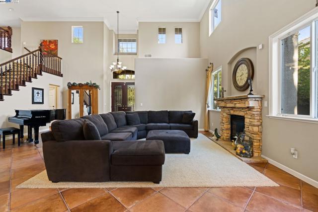 Details for 1017 Vineyard Dr, Oakley, CA 94561