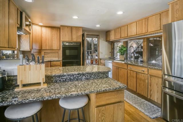 15390 Las Planideras, Rancho Santa Fe CA: https://media.crmls.org/mediaz/62ec5a07-38ef-4428-b88c-4746d081f15b.jpg