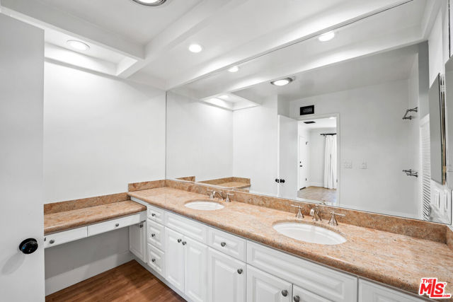 22619 Town Crier Road, Calabasas CA: https://media.crmls.org/mediaz/62edbd51-31af-497f-8216-d3a9826df338.jpg