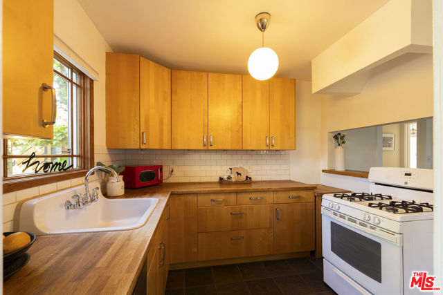 3010 11th Avenue, Los Angeles CA: https://media.crmls.org/mediaz/62ee6d6e-8936-4935-be21-73d79ff5b199.jpg