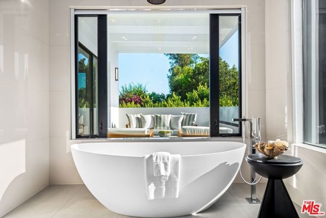 1609 N Stanley Avenue, Los Angeles CA: https://media.crmls.org/mediaz/62ef8c78-a478-446f-80fd-46e4073189be.jpg