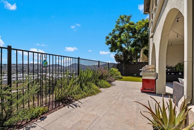 2045 Silverado St, San Marcos CA: https://media.crmls.org/mediaz/62f093f8-3193-40b6-be1a-eabc0f04b36a.jpg