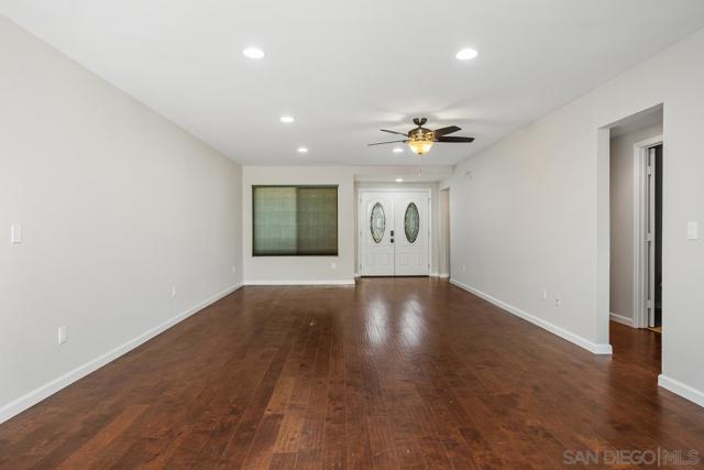 1561 Oak Hill Dr, Escondido CA: https://media.crmls.org/mediaz/62f0a915-738d-4db0-87e3-43701efdd031.jpg