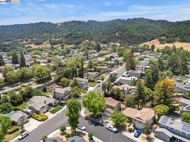 7606 Desertwood Ln, Pleasanton CA: https://media.crmls.org/mediaz/62f0ce48-e27b-493e-8f99-21d7b9ed4246.jpg