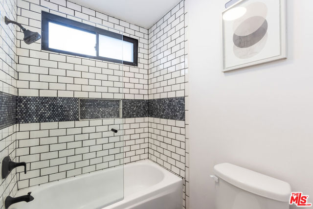 11828 Goshen Avenue, Los Angeles CA: https://media.crmls.org/mediaz/62f114a7-e9d3-40bc-aca3-4aada9af6dbf.jpg