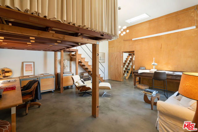 2311 Glencoe Avenue, Venice CA: https://media.crmls.org/mediaz/62f18c44-ba7c-4a1f-9c19-9b0237f1d45b.jpg