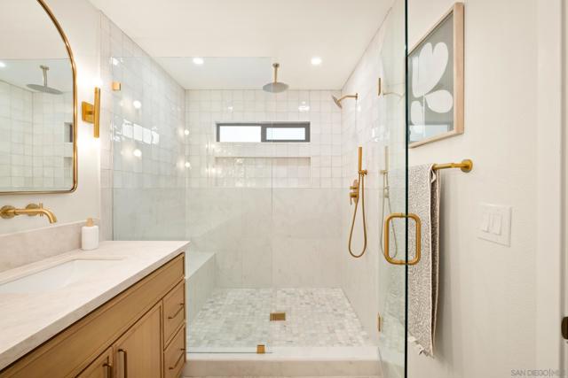 3985 Syme Dr, Carlsbad CA: https://media.crmls.org/mediaz/62f2528a-fc0f-4caf-bdac-50514ca91b3b.jpg