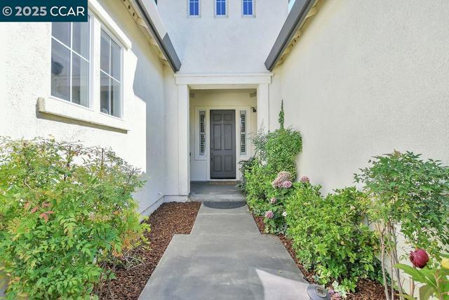 2560 Risebridge Ct, Brentwood CA: https://media.crmls.org/mediaz/62f26b38-60b1-46f9-8c44-3fb786becee2.jpg
