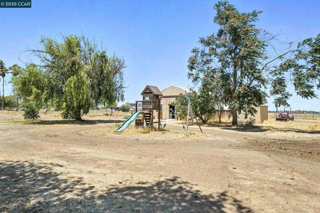1950 Tule Ln, Knightsen CA: https://media.crmls.org/mediaz/62f3201f-9712-4c32-9714-fffcec5227e2.jpg