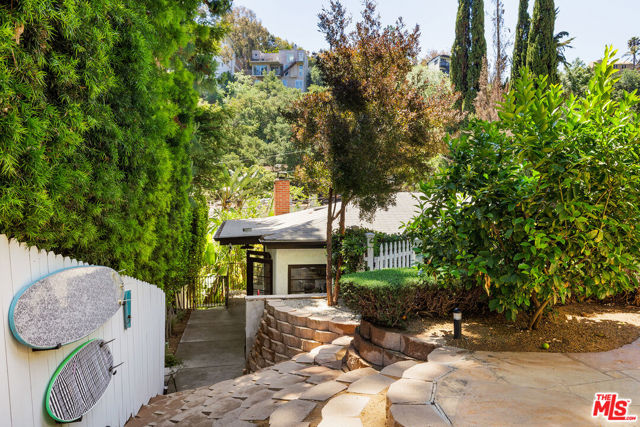 8421 Kirkwood Drive, Los Angeles CA: https://media.crmls.org/mediaz/62f3ff2c-2dae-4a98-9983-57461733d8a4.jpg
