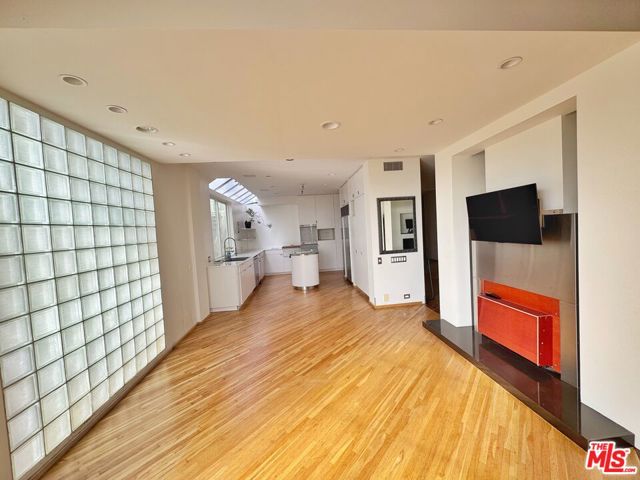3505 Ocean Front Walk, Marina del Rey CA: https://media.crmls.org/mediaz/62f48719-1ffc-4cba-8c89-5ab206bef23f.jpg