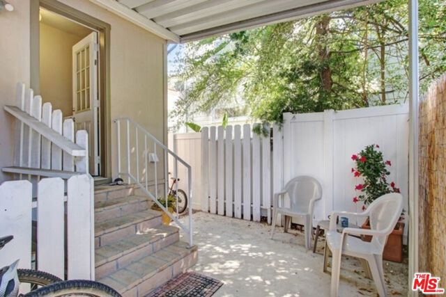 196 Cherokee, Topanga CA: https://media.crmls.org/mediaz/62f51cb8-e699-49f2-8a51-de50f64a3b09.jpg