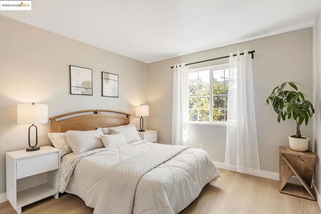 16 Town Sq PL, Oakland CA: https://media.crmls.org/mediaz/62f51ff6-4c00-4ba6-b995-d7b91375ab53.jpg