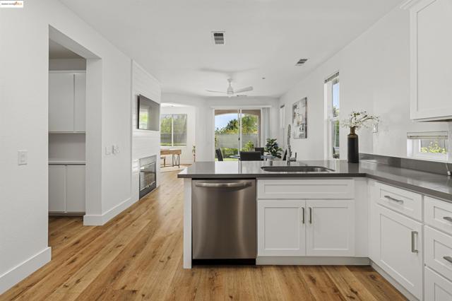 1040 Bismarck Terr, Brentwood CA: https://media.crmls.org/mediaz/62f6686d-d879-4df8-9a84-86e04935c827.jpg