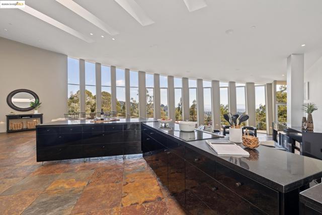 6343 Skyline Blvd, Oakland CA: https://media.crmls.org/mediaz/62f67b9b-aac9-4ed8-b571-01f51cafb3e1.jpg