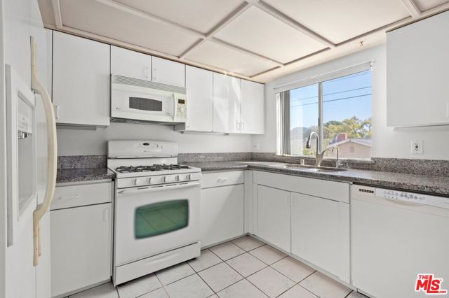 6840 Balboa Boulevard, 504 photo 8
