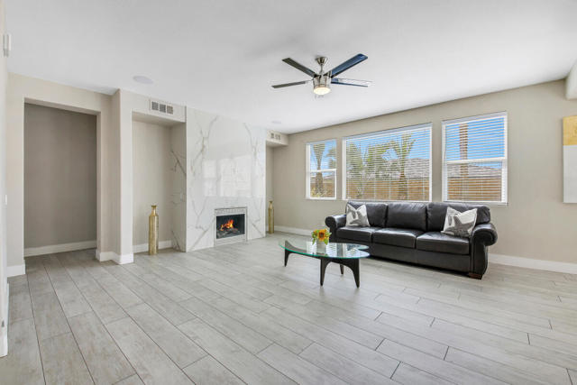 Image 12 of 39 For 37769 Thurne Street