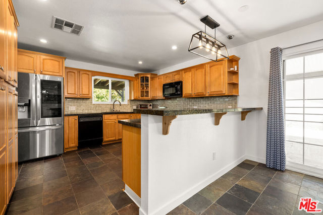 16529 San Fernando Mission Boulevard photo 6