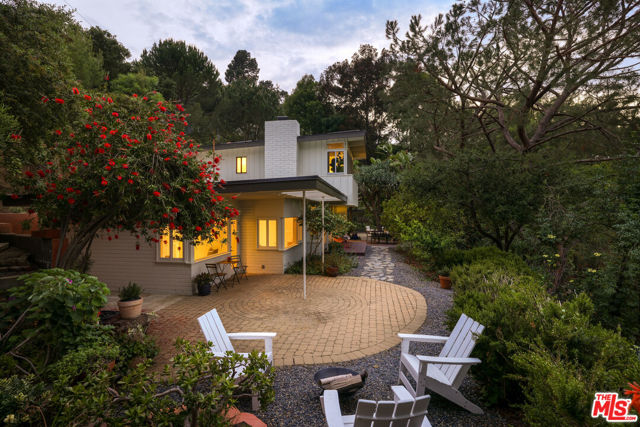 7349 Pacific View Drive, Los Angeles CA: https://media.crmls.org/mediaz/62f766c7-3c73-49cc-b196-7d8d19bb804d.jpg