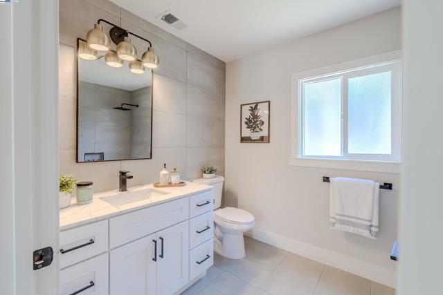 10007 Burr St, Oakland CA: https://media.crmls.org/mediaz/62f7bc6c-5f89-4f95-b3f7-71ee8d71c374.jpg