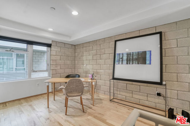 3450 Cahuenga Boulevard, Los Angeles CA: https://media.crmls.org/mediaz/62f8acd3-7a21-4ef2-9923-2872a301d294.jpg