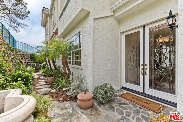 2048 Palisades Drive photo 3