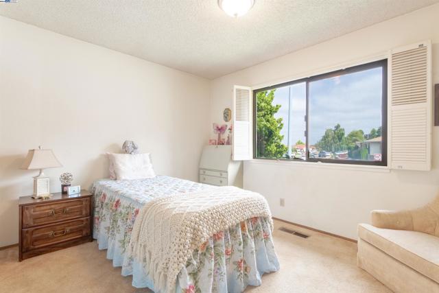 2177 Hillside Cir, San Leandro CA: https://media.crmls.org/mediaz/62f9a364-c90a-4aae-b16c-dc1c8727ef23.jpg