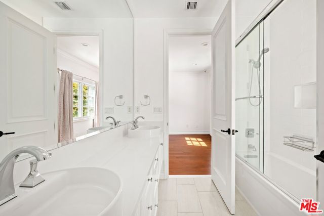 2543 Patricia Avenue, Los Angeles CA: https://media.crmls.org/mediaz/62f9d5e5-3416-4431-997b-7348c409ddfb.jpg